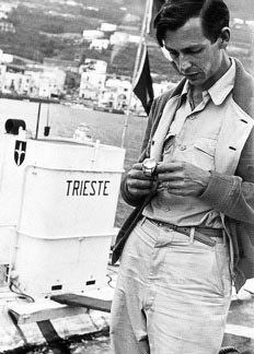 foto di repertorio di Auguste Piccard di fronte al suo Trieste che indossa un Rolex Deep Sea Special 