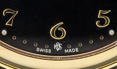 Close up sul quadrante di un orologio ad ore 6 con primo piano sul monogramma MSO sotto l'indicatore delle 