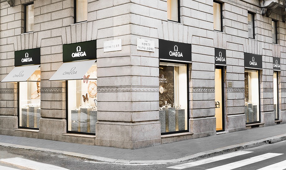 Vista da fuori di una boutique Omega a Milano