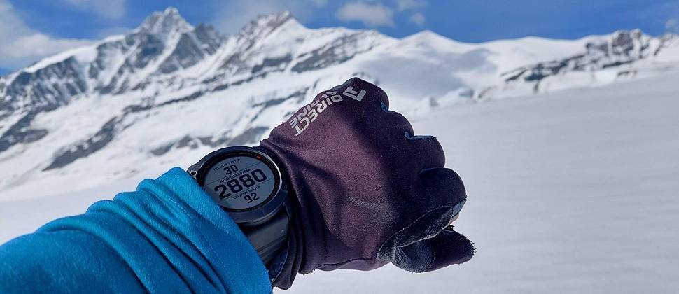 Picture of a Garmin Fenix 6x a perfect watch for skiing wearing a watch.
