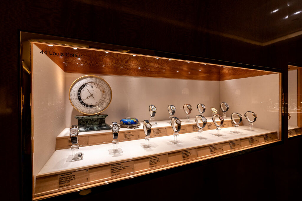 vetrina di orologi vintage esposti al Patek Philippe Museum