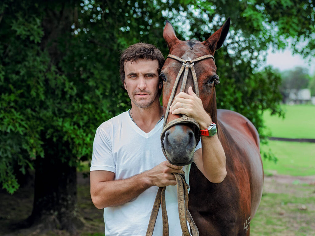 Pablo Mac Donough indossa un richard Mille rm 053 mentre abbraccia un cavallo