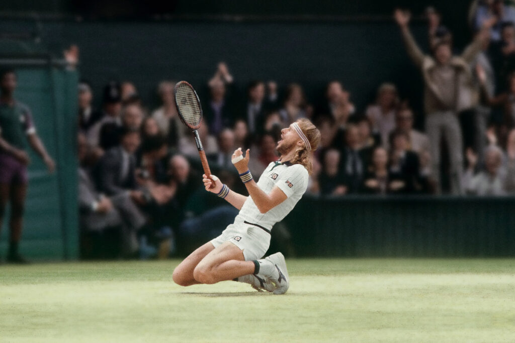 Bjorn Borg in ginocchio alla vittoria del suo primo Wimbledon
