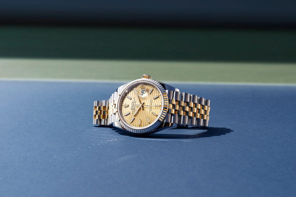 Rolex Datejust 36 mm in acciaio e oro giallo con bracciale Jubilee sopra un campo in duro