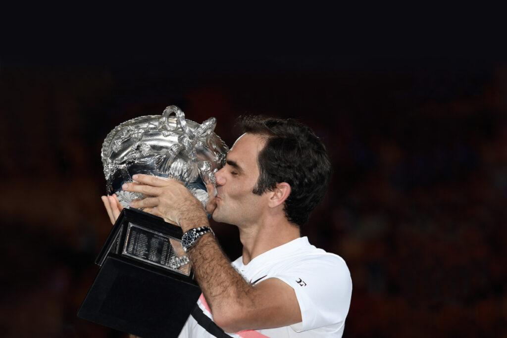 Roger Federer che bacia una coppa di un torneo di tennis