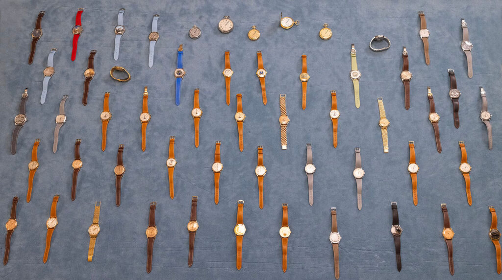una selezione dell'esposizione di orologi della The Oak Collection al Design Museum