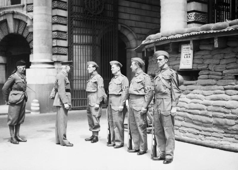 foto di repertorio in bianco e nero di soldati inglesi in uniforme