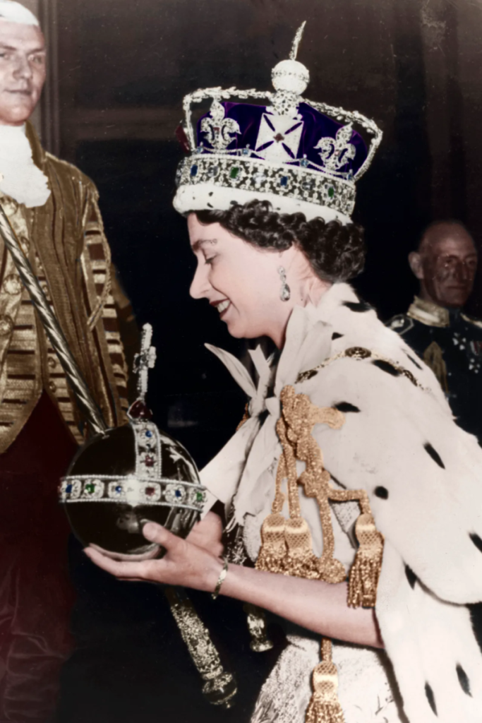Regina Elisabetta II al momento dell'incoronazione indossa un jaeger-lecoultre 101 in oro giallo con diamanti