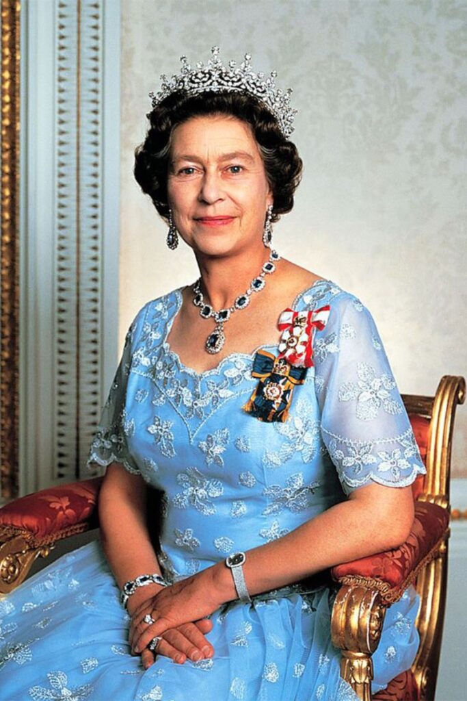 Regina Elisabetta II mentre indossa un Patek Philippe Golden Ellipse in oro bianco e diamanti pezzo unico