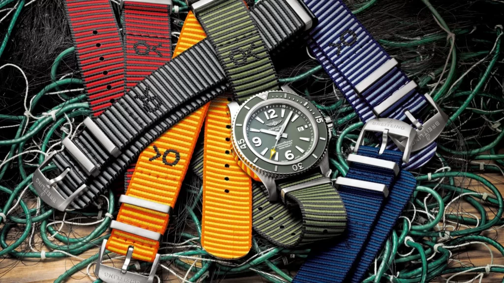 Immagini di orologi Breitling di diversi colori su cinturini nato