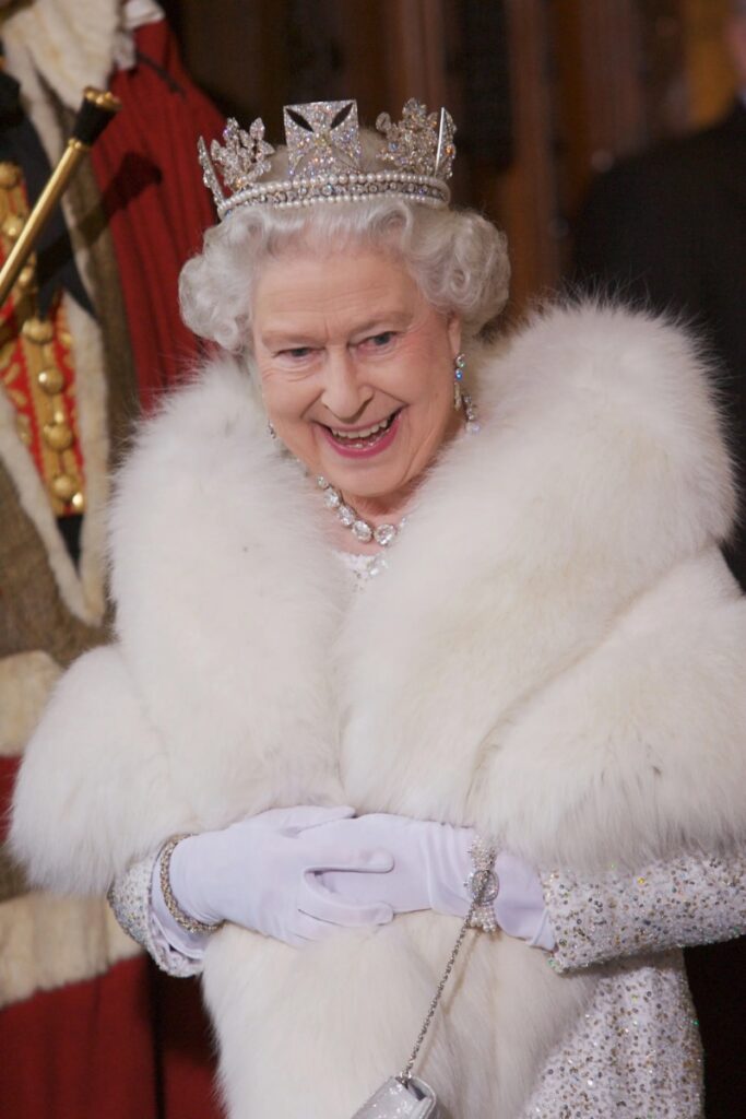 Regina Elisabetta II mentre indossa un Patek Philippe 4957/1G pezzo unico