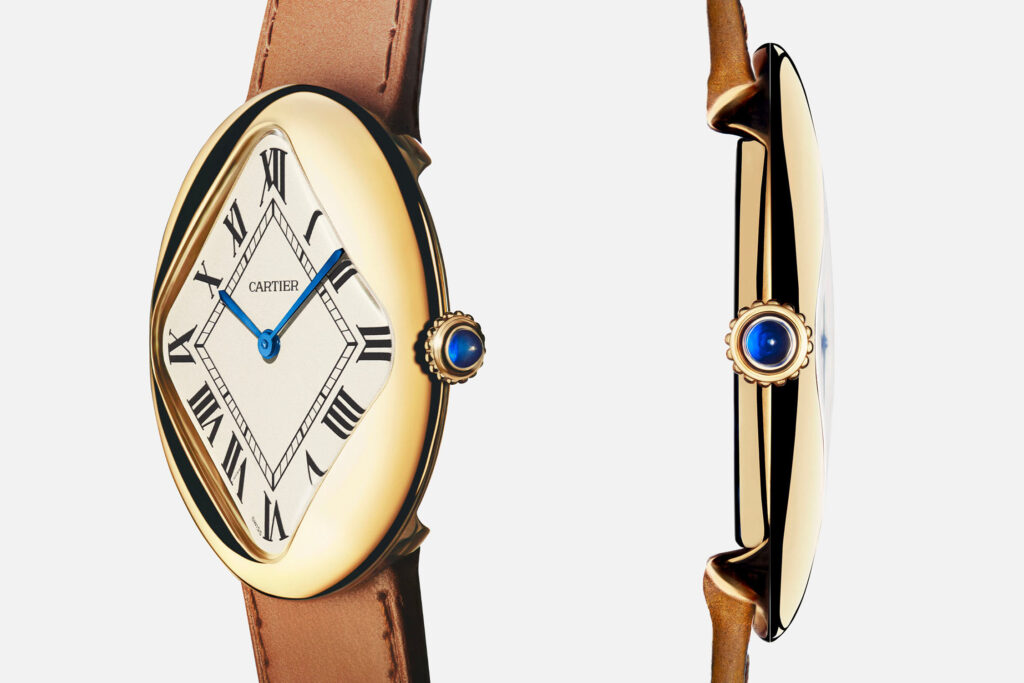 vista laterale del nuovo orologio Cartier Pebble presentato per il 50esimo anniversario
