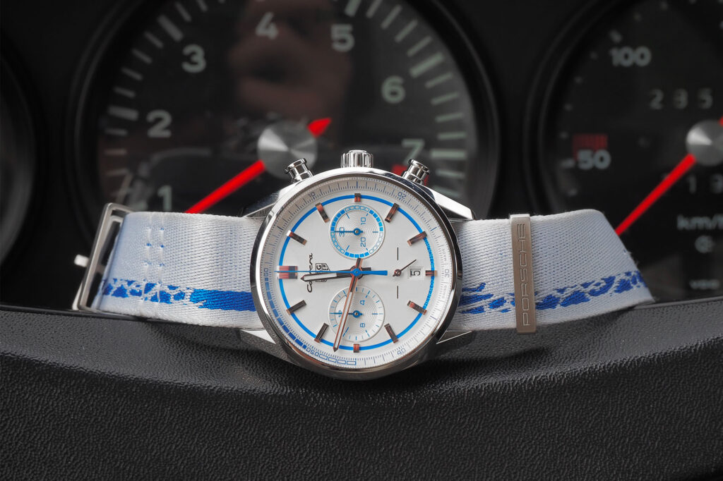 l'orologio celebrativo TAG Heuer x Porsche RS 2.7 appoggiato sul volante della Carrera RS 2.7