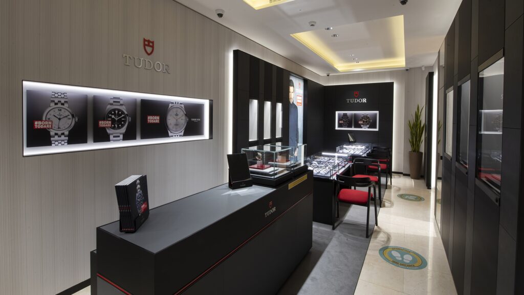 La Boutique Tudor monomarca più grande al mondo ad Abu Dhabi di Mohammed Rasool Khoory & Sons all'interno